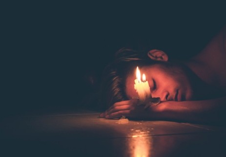 Môže mať spánok so zapnutými svetlami zdravotné následky?